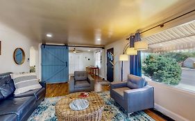 Charming Downtown Bungalow - King Bed, Office